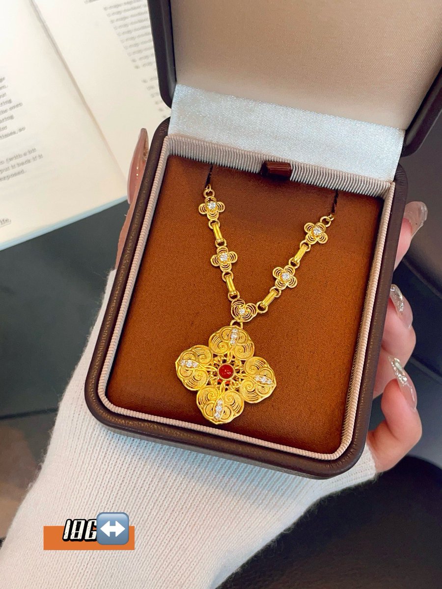 fishhappybyself's tweet photo. 母亲节好礼推荐✅🎁
世间的温柔与浪漫，别忘了给妈妈留一份💕
5G足金镶嵌项链🔥

 #黄金 #项链 #母亲节 https://t.co/8QUORT71iC