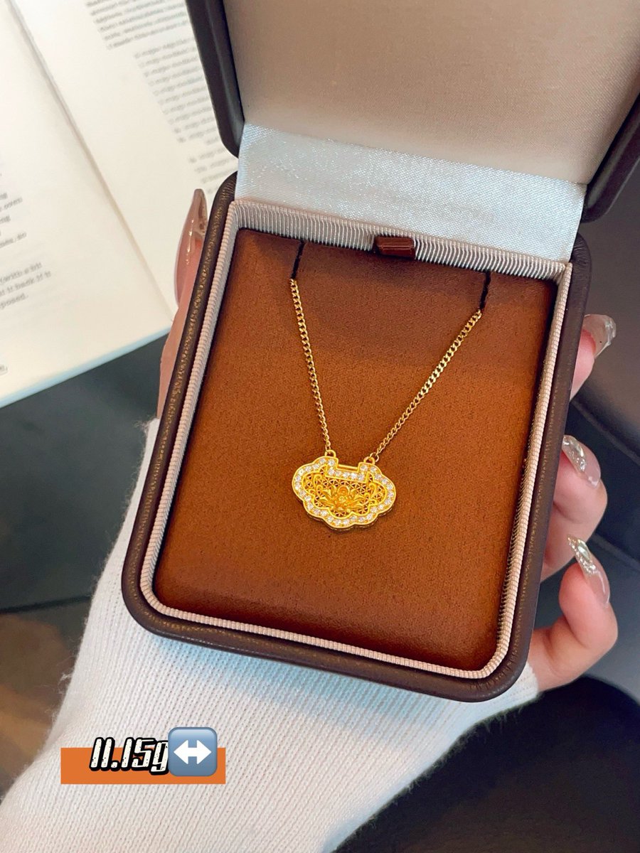 fishhappybyself's tweet photo. 母亲节好礼推荐✅🎁
世间的温柔与浪漫，别忘了给妈妈留一份💕
5G足金镶嵌项链🔥

 #黄金 #项链 #母亲节 https://t.co/JjuC6JfZzT