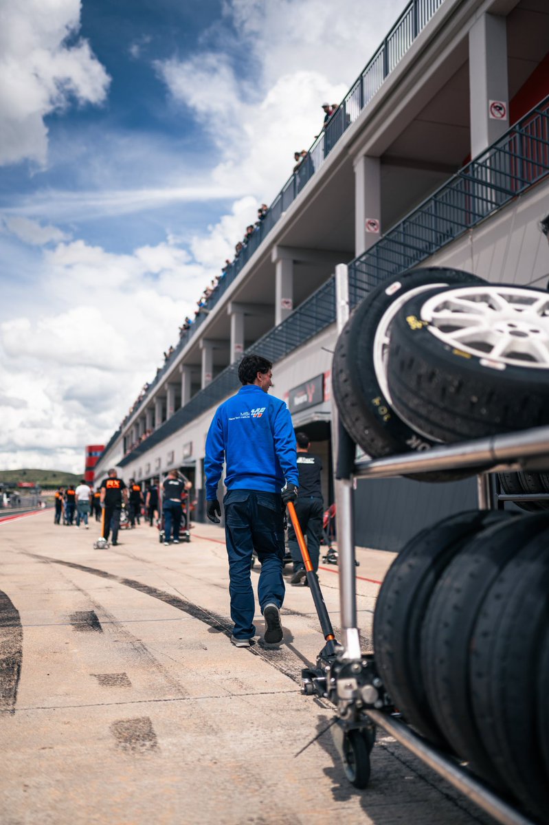 🧑‍🏫 Los alumnos de Motorsport Engineering y Motorsport Technician estuvieron trabajando con los equipos y con la organización de la GR Cup Spain en el <a href="/CircuitoNavarra/">Circuito de Navarra</a> ✔️