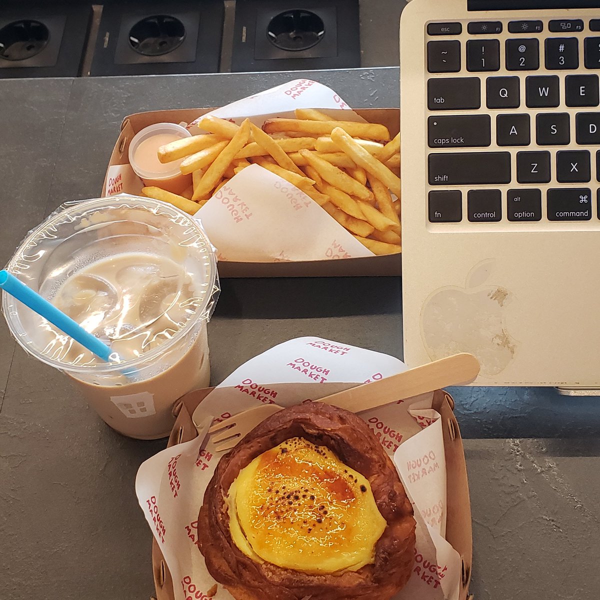 Coba kerja di Cosan Demangan, ternyata nggak cocok dengan suasananya 😊 padahal, kopi himalayanya enak. Suka pesan via GoFood. 
Lebih nyaman di Homi. Kapan kita ngehomi, <a href="/Nasirullah5itam/">Nasirullah Sitam</a>