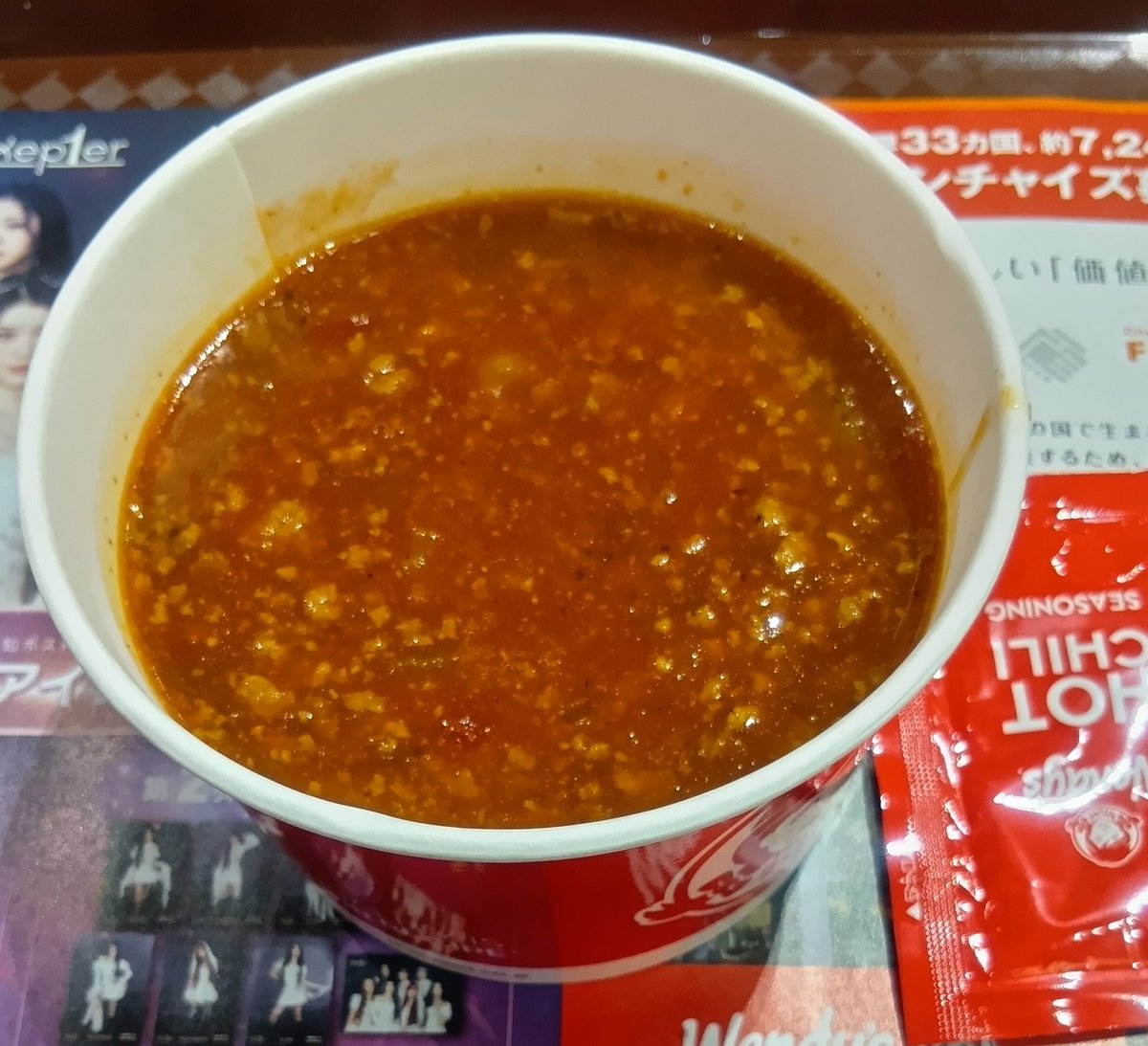 Pooh_miya's tweet image. #ウェンディーズ へ行ったが｡｡｡
何と #FirstKitchen と粗メニューは同じ
旨かったのでKidsSet再食しても良いのだが好きな #チリビーンズ を発見で食す
自作より水分多目で辛味はホットソースで調節
野菜も🧅以外も入ってる気がしてSPICEもマイルドで◎
家で食べるならチーズ入れて温めるな