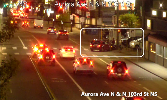 Aurora Ave N＆N 100th Stでの衝突、右の2