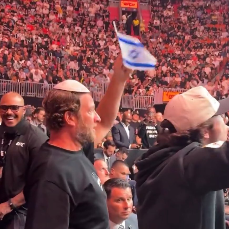🚨🇮🇱 Just a reminder that Dave Portnoy  <a href="/stoolpresidente/">Dave Portnoy</a> was at UFC event waiving an Israel flag at a White UFC fighter for questioning World War 2.

This is the same guy who is now calling for Mo Khan’s life to be destroyed over a sign. 

Fuck Dave Portnoy and Fuck Barstool.