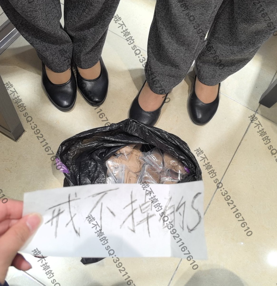 #专柜丝袜 #柜姐丝袜 #专柜收丝 

认真拍照摸柜姐丝脚的戒不掉的S

柜姐协助拍照 https://t.co/FgMmN04dSk