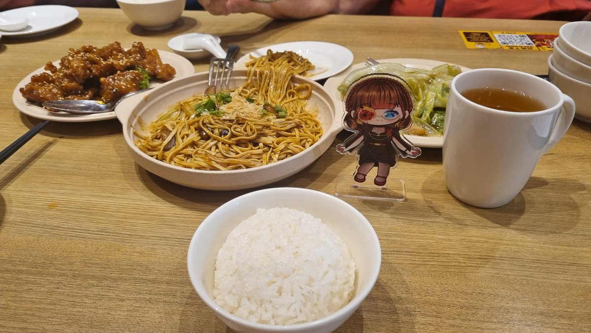 Lunch at Dian Xiao er  店小二

Ee-fu Noodle w/Conpoy golden mushroom

Lettuce w/oyster sauce 

Marmite Chicken thigh 

#chocojalanjalan
#chocopegipegi
#chocojajan

Jangan lupa makan siang Gaes 🥰💕