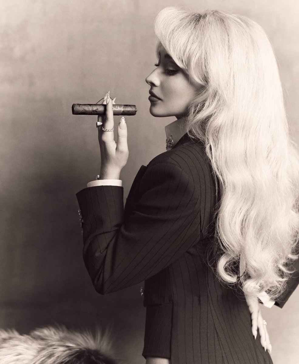 dearrdecode's tweet image. this looks like a portrait of a vampire who used to lead a coven back in the 1700s and now her picture hangs over the fireplace of the new age coven that lives there