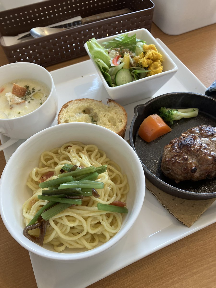 仕事帰りのランチ🍽️
デザートとコーヒーが付いて1500円
今日はハンバーグセットにしてみました！
ちょっと贅沢なひととき☕️
また、明日も頑張ろー
#ランチ　#ハンバーグ