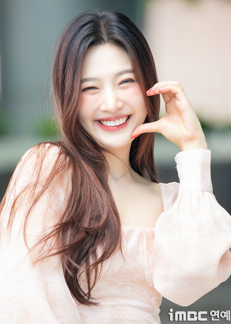 imbcenews's tweet photo. [포토] 조이, 과즙 볼하트 
#레드벨벳 #RedVelvet #조이 #JOY #박수영 
#동물농장 #SBS예능 #출근길_250507 [iMBC연예]

레드벨벳 조이가 7일 오후 서울 목동KBS에서 열린 ‘동물농장’ 방송 녹화 출근길에 포즈를 취하고 있다.

⬇️고화질 Click Plz⬇️
https://t.co/x3YJo11AIi https://t.co/PjBib8f4kX