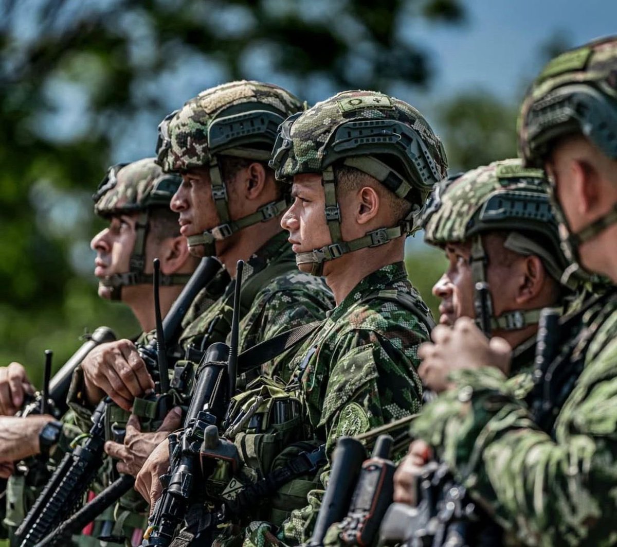 PedroSanchezCol's tweet image. Gratitud a quienes valoran el compromiso y sacrificio supremo de nuestros héroes y heroínas que visten uniforme para proteger la vida de cada colombiano.

Nada quebranta nuestro espíritu de lucha. Juramos defender nuestra patria, y en este juramento late la esperanza, el valor y…