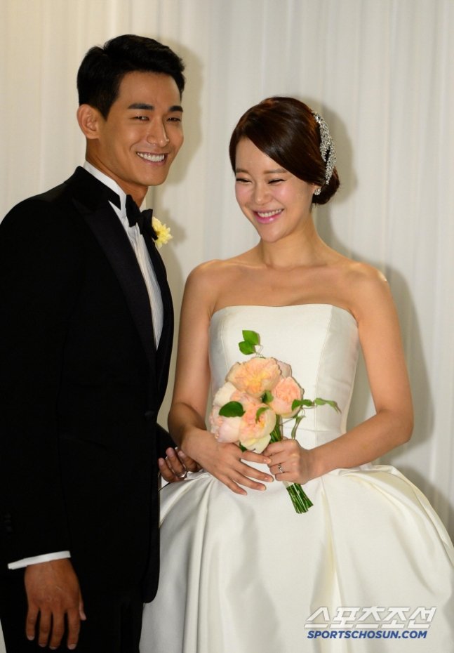 Kceleb_Alert's tweet photo. 백지영, 남편 정석원에 대한 변치 않은 사랑을 전했습니다. 서로 이해하며 위기를 극복하며, 이혼은 생각조차 하지 않겠다고 밝혔습니다. #백지영 #정석원 #사랑스러운부부 #솔로라서

🔗https://t.co/wEU9CMc4BS https://t.co/82KVSOUiM2