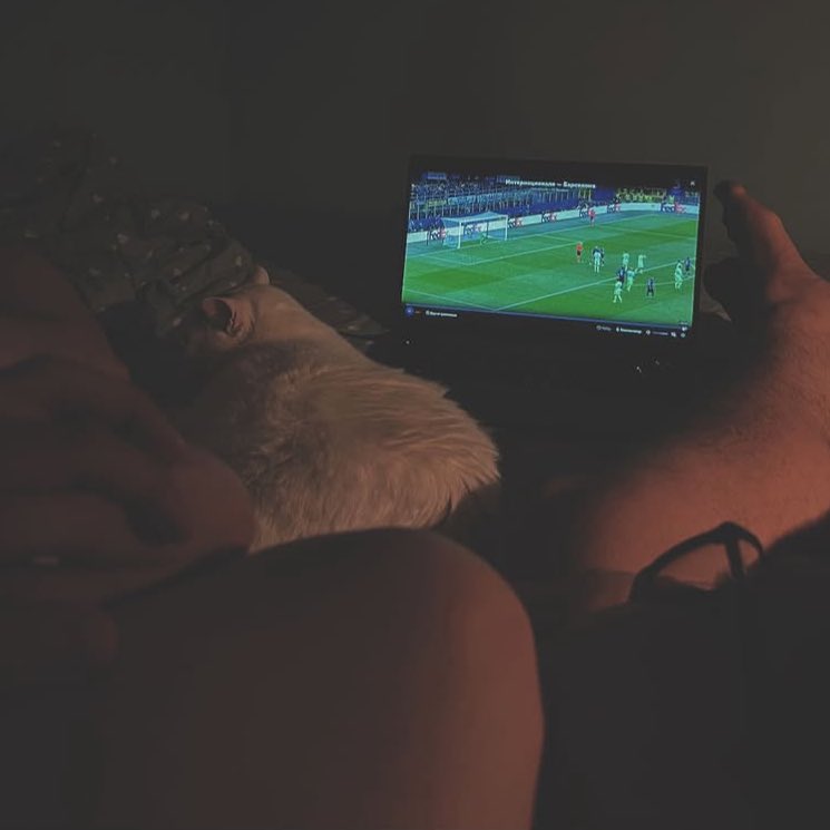 когда она ложилась спать, 
он догонял её во сне