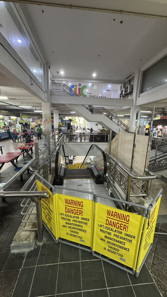u11ymohamad's tweet photo. bodoh ke nak dekat 6 bulan escalator ni rosak????? pastu lif ada 2 je orang datang buat passport, mak ayah kau datang check up dekat KK, ibu mengandung lagi. tunggu orang mati dulu baru cepat siap agaknya? #UTCSentul problem https://t.co/iTayUexyeg