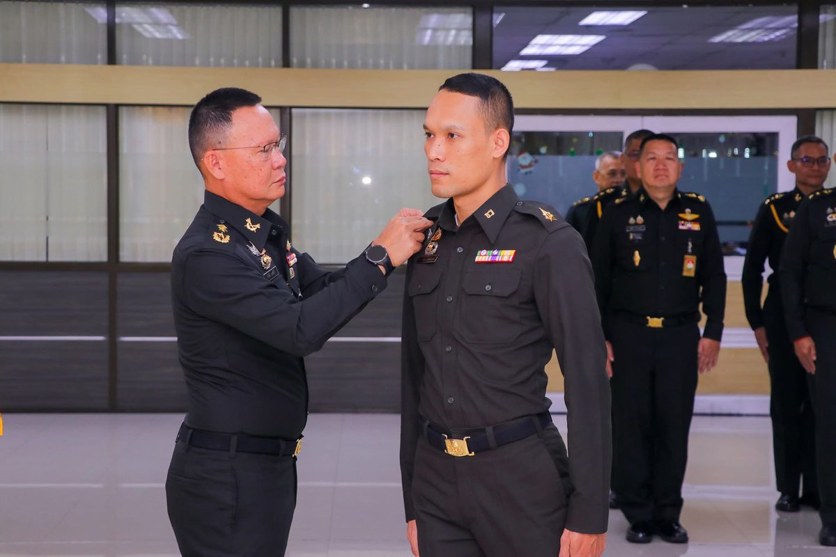 doirta_'s tweet photo. พลโท กำชัย วงศ์ศรี เจ้ากรมข่าวทหารบก เป็นประธานในพิธีประดับเครื่องหมายยศ ให้แก่กำลังพลกรมข่าวทหารบกที่ได้รับยศสูงขึ้น เพื่อเป็นเกียรติและขวัญกำลังใจในการปฏิบัติงาน เมื่อวันพุธที่ ๗ พฤษภาคม ๒๕๖๘ เวลา ๐๘๐๙ ณ ลานเอนกประสงค์กรมข่าวทหารบก https://t.co/7eqDywmu1P