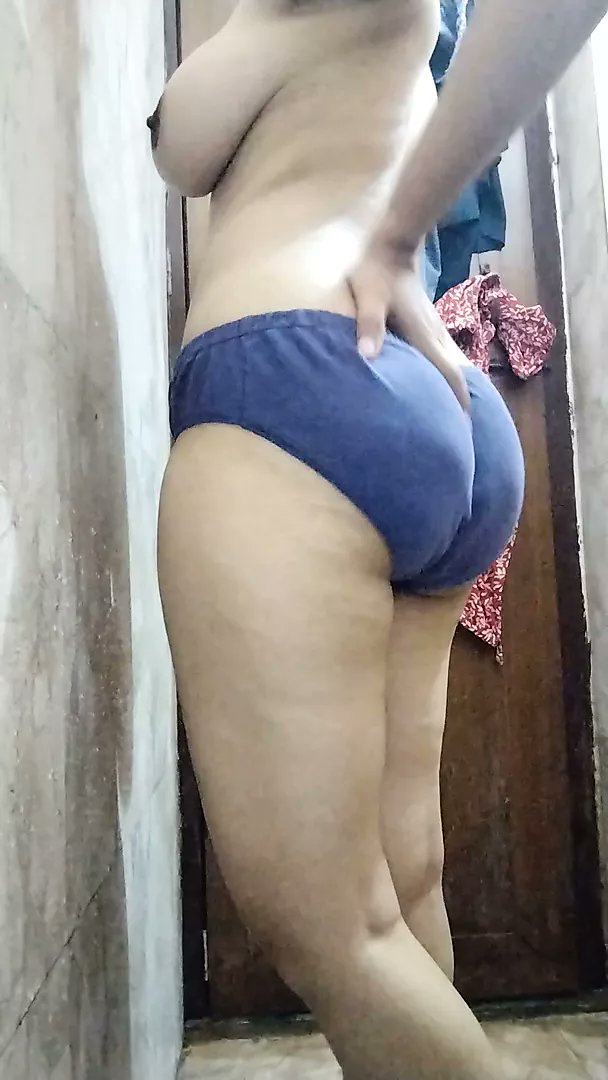 Kaisi lagi gaand. Mere saath nahane ja rahi hai 💦. Desi gaand blue panty mein. Chatna hai kisi ko panty ke upar se??
