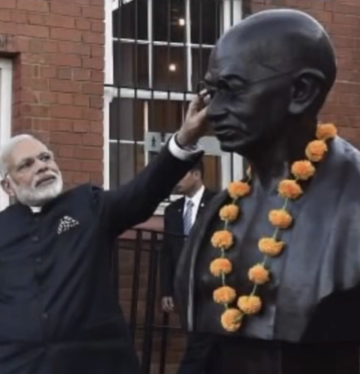 बापू चश्मा उतार दो क्योंकि अब जो होगा वो आप देख नहीं पाओगे! 😀

हम जानते हैं यदि आज आप जीवित होते तो फिर धरने पर बैठ गए होते कि जान से प्यारे पाकिस्तान को कुछ नहीं होने दूँगा 🙂‍↕️

#IndiaPakistanWar #OperationSindoor #PahalgamTerroristAttack