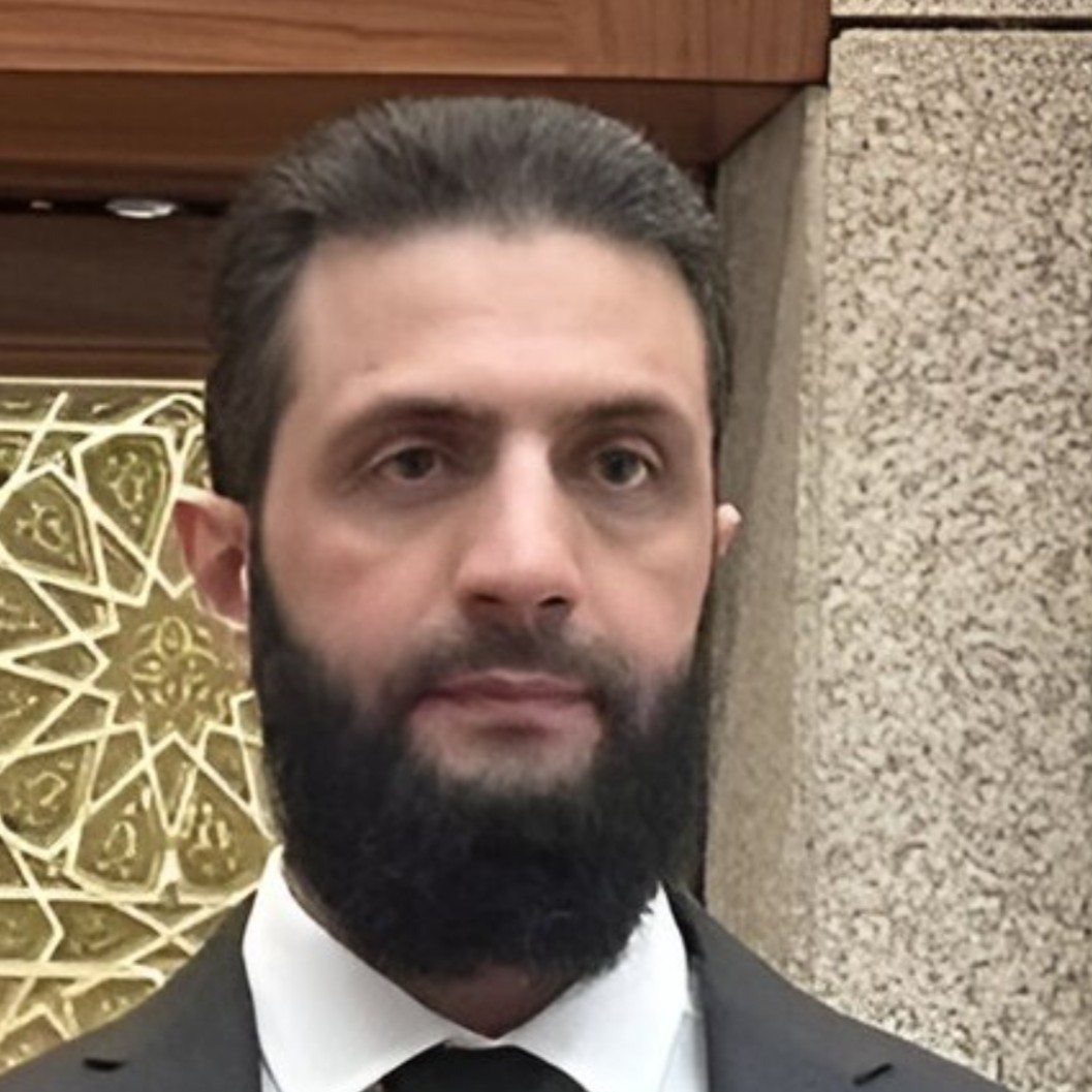gauchecaca's tweet photo. Emmanuel Macron accueille aujourd'hui  Ahmed Al Charaa, l'homme fort de la Syrie.
Preuve que la cravate transforme un terroriste islamiste en homme respectable.
Il est vrai que la France s'est toujours montré particulièrement peu lucides dans ses rapports avec le Moyen-Orient; si on avait hebergé le barbu Khomeini, on peut bien recevoir le cravateux Al Chabaa.
Puis on finira par comprendre que le monsieur est un vrai méchant qui nous aura roulé dans la farine.
Mais comme en France on adore se faire rouler dans la farine...