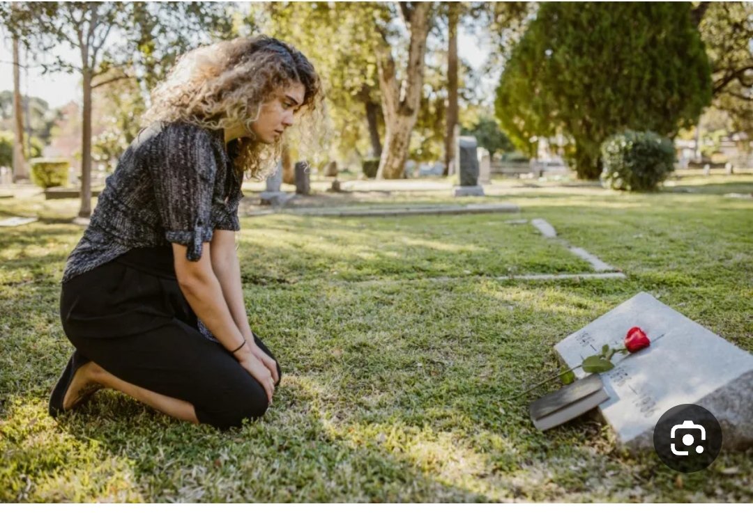 تفسير حلم الموت 
الموت في المنام يدل على حياة جديدة 
ايضا يذكرك بالآخرة ويحثك على عمل الطاعات 
ويذكرك بي عذاب القبر واللي يشوف نفسه يموت بغير مرض فهذا يدل على طول العمر ..والله اعلم 
اي شخص معه حلم يستطيع التواصل معي ..