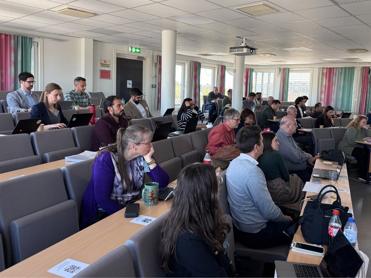 snugeu's tweet photo. Great minds in Fredrikstad! 🇳🇴
#SNUG 3rd General Assembly started strong yesterday, hosted by @hiofnorge. Packed with talks on sustainable &amp; smart thermal insulation, a #HIO lab tour &amp; life cycle assessment workshop. 

Next up for today: visit of our Scandinavian demo site! 👀 https://t.co/z9DIvKBRzg