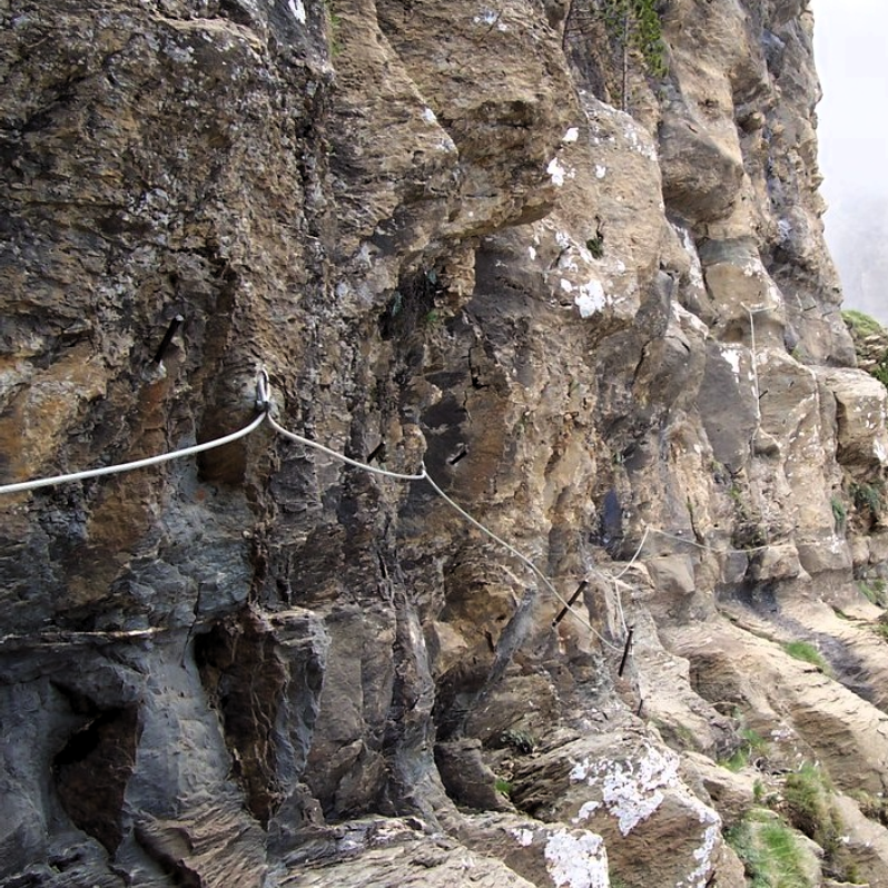 ⚠ ¡Atención MÁXIMA PRECAUCIÓN!⚠

Pendiente de confirmar,  posible incidente en clavijas de Cotatuero (Valle de Ordesa):
🔧 Pueden faltar clavijas e incluso la línea de vida
⚠️ Extrema precaución y elige vía alternativa hasta confirmar el estado de la instalación
Actualizaremos