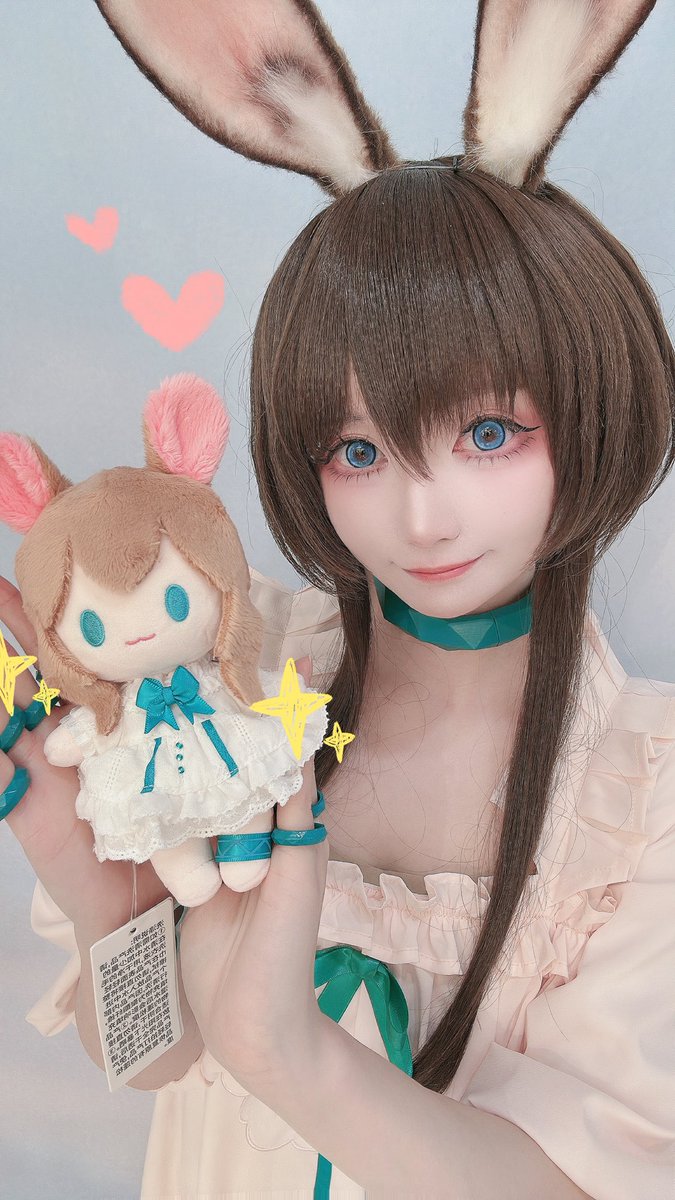 明日方舟Xminiso 
北京 朝阳大悦城 的快闪活动～
很高兴可以cos这次的联动阿米娅！
这个兔兔毛绒娃娃超可爱！所有产品中No.1的可爱！！！！
#Arknights 
#アークナイツ
#cosplay