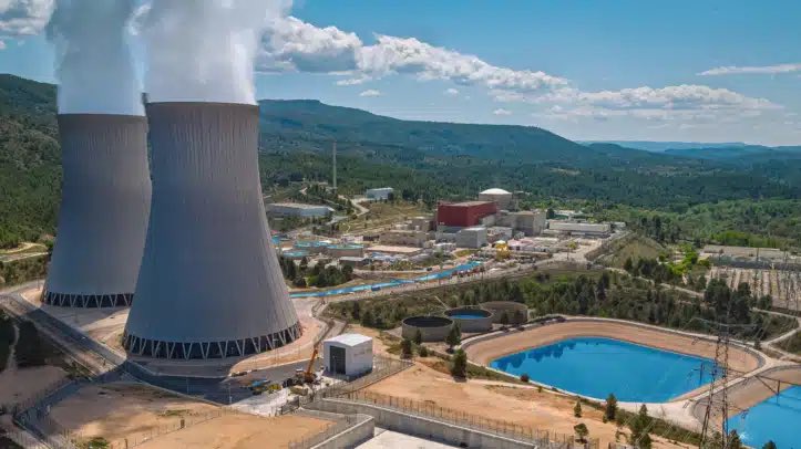 Ya son 139 los reactores nucleares en el mundo que amplían su vida útil a 60 años, 9 de ellas a 80. Se construyen 66 nuevos reactores, hay 101 más planificados y 314 propuestos.

Mientras, en España el Gobierno los pretende cerrar con solo 47 años de media, no por razones