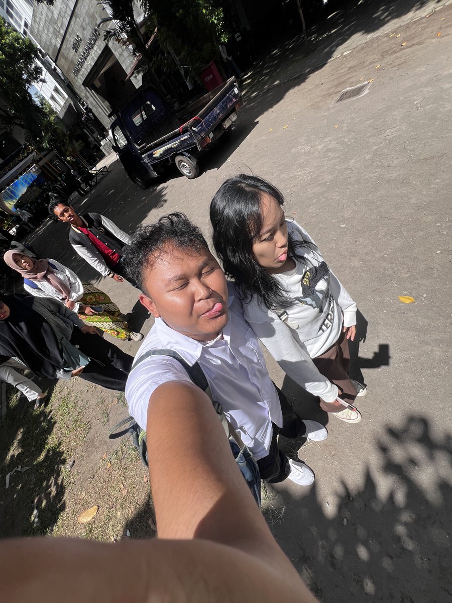 huft_iya_iya's tweet image. Kuliah dengan keadaan fakultas hancur SOSHUM #BUBAR