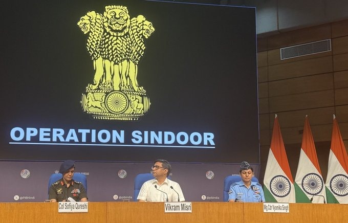 हम अम्न चाहते हैं, मगर ज़ुल्म के ख़िलाफ़
गर  जंग लाज़मी है,  तो  फिर  जंग ही सही!
- साहिर लुधियानवी

 कर्नल सोफिया कुरैशी और विंग कमांडर व्योमिका सिंह देशवासियों को #OperationSindoor के विषयमें जानकारी दे रही हैं। #IndianArmy #IndiaStrikesBack