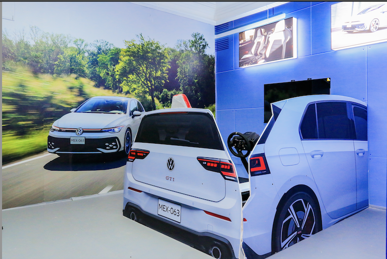 Cinemaniaticos1's tweet photo. Cinéfilos!! #Volkswagen es la primer marca en la industria automotriz que colabora con #TheMansion con el propósito de hacer en conjunto una experiencia única, invitando al público a dar un salto al futuro para que conozcan el #UniversoVolkswagen; un espacio creado para explorar lo mejor del multiverso. 🔥🏎️
+Info: https://t.co/HjvtYTTFr5 📆😍
¿Qué les parece? @volkswagenmexico #volkyverso #vwwloverso