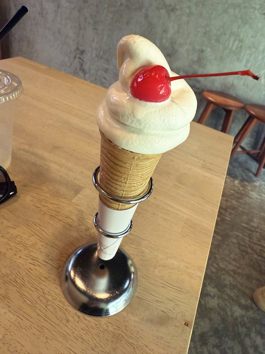gaugaufukkou's tweet photo. 会場入リ前ニ支援系デ繋ガッタカフェデきなこソフトクリーム🍦

ソシテ、本日カラツアーファイナルノ仕込ミ開始。
良イ週末ニナリマスヨウニ🙏 https://t.co/B8TOMd6up4