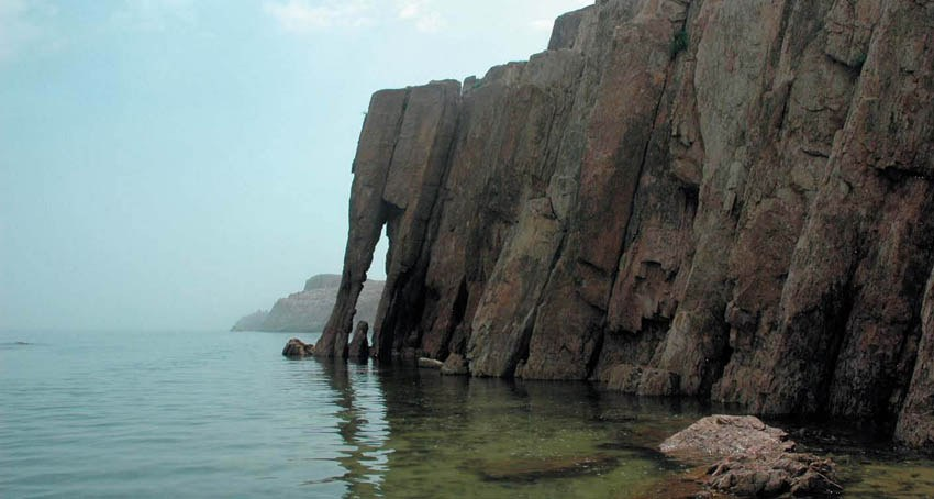 Ever seen an elephant made of stone?
At Monggumpo, nature carved a 15m-tall rock that looks like it’s drinking from the sea.
Low tide: it walks.
High tide: it drinks.
Designated Natural Monument No. 143 in DPRK.

Read more 👇👇
exploredprk.com/nature/monggum…