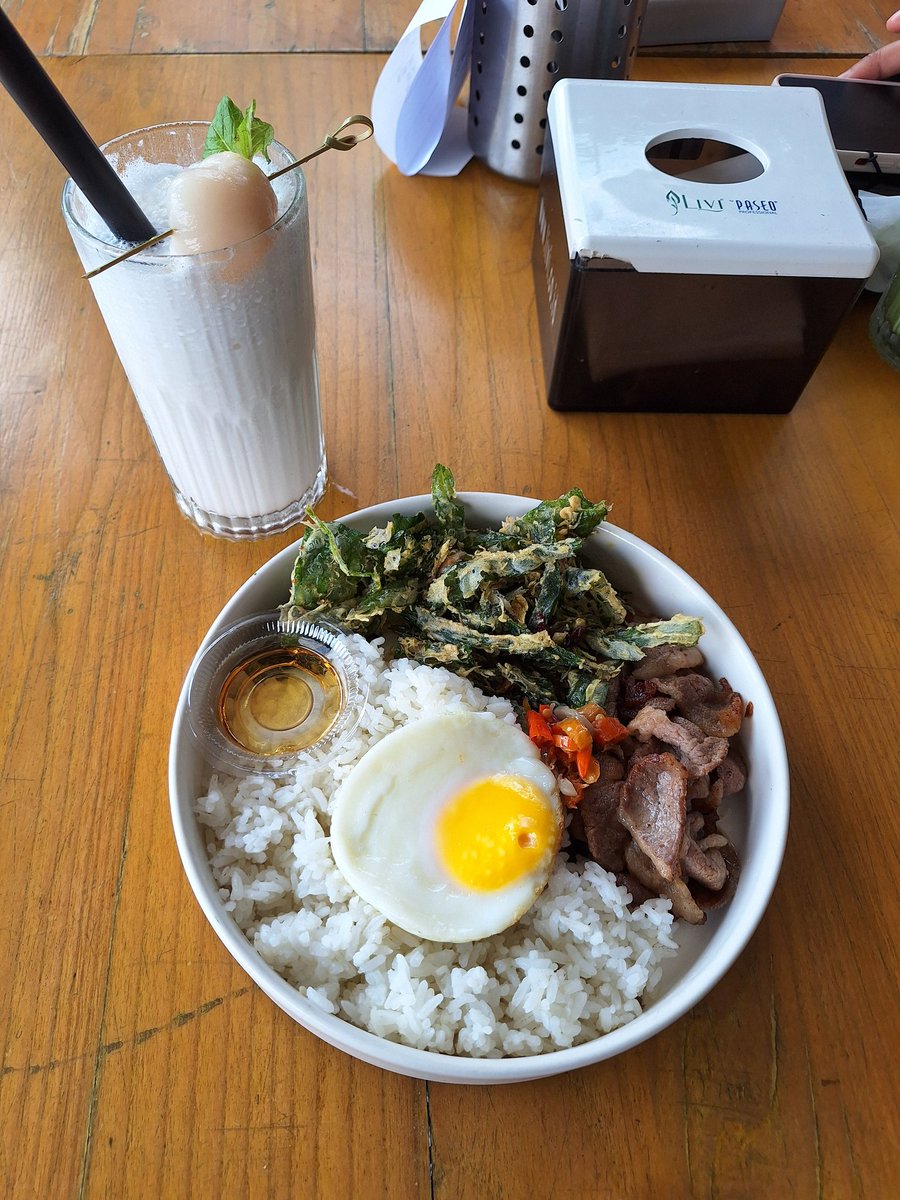 sanitamima's tweet photo. hari ini tidak bekal, karena agendanya makan cantik pinggir danau:
#lunch #GoodView https://t.co/X7Ry8tEuWN