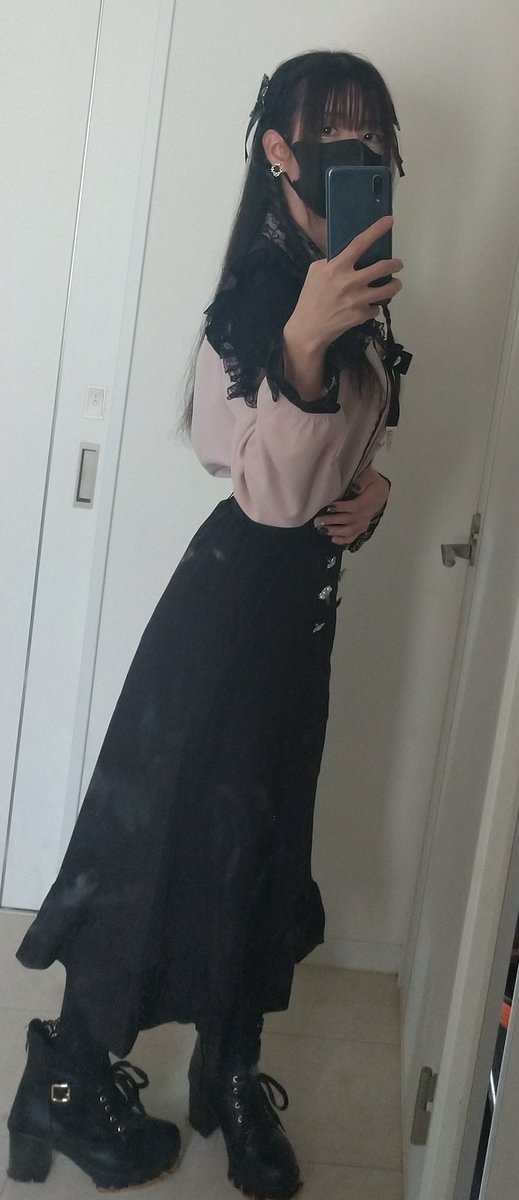 実はもう1着あるコッチはサイズミスったのと、着てみて何かロングスカートは違う感じがしたから、返品しようと思ったけど確認の為に着ちゃったから辞めといた(  .. )"

黒✖️赤2回目に買ったやつ
ピンク✖️黒サイズミス