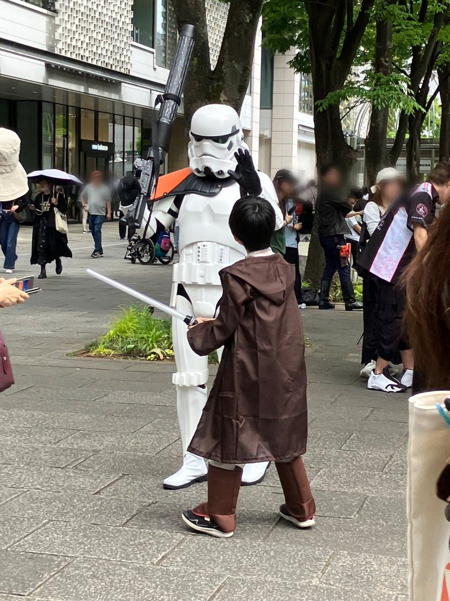 gastom68's tweet photo. パダワンとは仲良くしておいた方が
賢明だ。
＃みなとみらいウォーズ
＃スターウォーズの日 https://t.co/UJOqhCTgUe