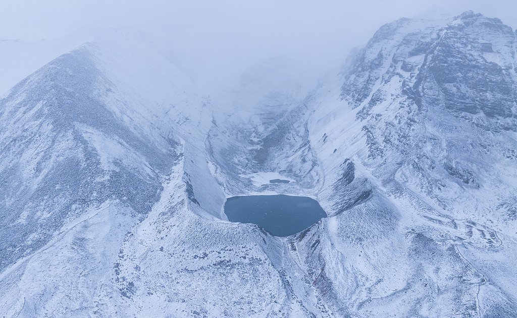 El 29 de abril de 2025, en el distrito de Langkazi, ciudad de Shannan, región autónoma china de Xizang, el lago Chayang Tso, bajo la nieve, se muestra frío y sereno, con sus aguas cristalinas de un tono azul verdoso reflejando las montañas nevadas. #China #CulturaChina #wh
