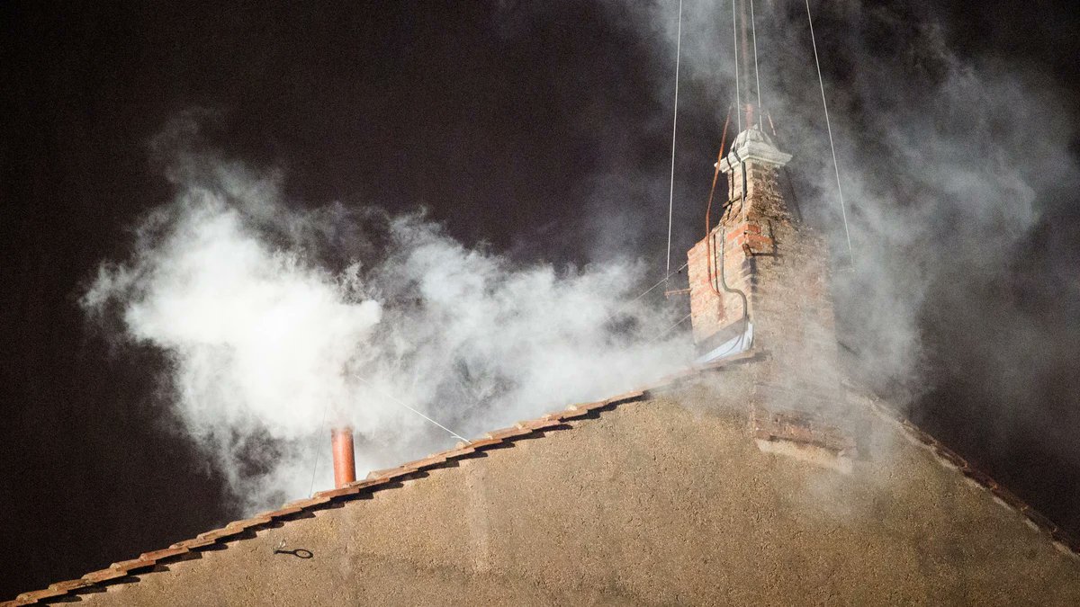 ¿'Habemus Papam'?
Estos días, millones de personas tendrán su mirada fija en la famosa chimenea del Vaticano. 
Gracias a que han cambiado la composición de los químicos de la fumata, ahora es más fácil (se supone), identificar el color del humo. Más de una vez ha sido difícil de