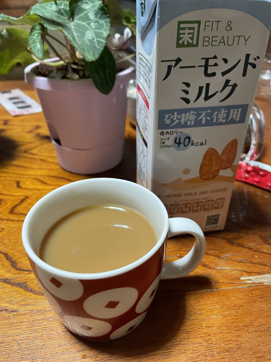 コーヒーにアーモンドミルク入れたら……なんか缶コーヒーみたいになった😢