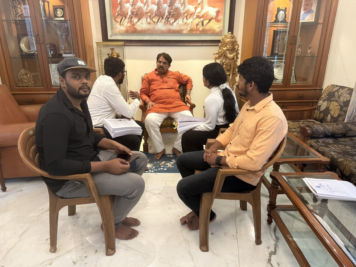 kanthakumarr's tweet photo. ದಿನಾಂಕ 27/08/2024 ರಂದು ನಡೆದ ಕೆಎಎಸ್ ಪೂರ್ವಭಾವಿ ಪರೀಕ್ಷೆಯ ಕನ್ನಡ ವಿಭಾಗದಲ್ಲಿ 50ಕ್ಕಿಂತ ಹೆಚ್ಚು ಪ್ರಶ್ನೆಗಳಲ್ಲಿ ಲೋಪಗಳು ಕಂಡುಬಂದ ಹಿನ್ನೆಲೆಯಲ್ಲಿ, AKSSA  ಸಂಘಟನೆಯ ನೇತೃತ್ವದಲ್ಲಿ ಪ್ರತಿಭಟನೆ ನಡೆಸಲಾಯಿತು. ಇದಕ್ಕೆ ಸ್ಪಂದಿಸಿದ ಮಾನ್ಯ ಮುಖ್ಯಮಂತ್ರಿ ಅವರು ಮರುಪರೀಕ್ಷೆ ನಡೆಸಲು ಆದೇಶಿಸಿದ್ದರು ಎಂಬುದು ಪ್ರಶಂಸನೀಯ.

ಆದರೆ, ದಿನಾಂಕ 29/12/2024 ರಂದು ನಡೆದ ಮರುಪರೀಕ್ಷೆಯಲ್ಲಿಯೂ ಸಹ 70ಕ್ಕಿಂತ ಹೆಚ್ಚು ಕನ್ನಡ ಪ್ರಶ್ನೆಗಳಲ್ಲಿ ತಪ್ಪುಗಳು ಕಂಡುಬಂದಿದ್ದು, ಈ ಮೂಲಕ ಗ್ರಾಮೀಣ ಹಾಗೂ ಕನ್ನಡ ಮಾಧ್ಯಮದ ಅಭ್ಯರ್ಥಿಗಳಿಗೆ ಮತ್ತೊಮ್ಮೆ ಭಾರಿ ಅನ್ಯಾಯವಾಗಿದೆ. ಮರುಪರೀಕ್ಷೆಯು ನ್ಯಾಯಬದ್ಧವಾಗಿ ಮತ್ತು ಲೋಪರಹಿತವಾಗಿ ನಡೆಯಬೇಕಿತ್ತು ಎಂಬ ಜವಾಬ್ದಾರಿಯನ್ನು ಕೆಪಿಎಸ್ಸಿ ನಿಭಾಯಿಸಲು ವಿಫಲವಾಗಿದೆ ಎಂಬುದು ಸ್ಪಷ್ಟವಾಗಿದೆ.

ಈ ಹಿನ್ನೆಲೆಯಲ್ಲಿ, ನಾವು ಮುಂದಿನಂತೆ ಆಗ್ರಹಿಸುತ್ತೇವೆ:ಸದರಿ ನೇಮಕಾತಿಯನ್ನು ರದ್ದುಗೊಳಿಸಿ ಹೊಸದಾಗಿ ಅಧಿಸೂಚನೆ ಹೊರಡಿಸಬೇಕೆಂದು ಒತ್ತಾಯಿಸಿ  ದಿನಾಂಕ 16/05/2025 ಶೀಘ್ರದಲ್ಲಿ ಬೃಹತ್ ಹೋರಾಟವನ್ನು ನಡೆಸಲ್ಲಿದ್ದೇವೆ.

ಈ ಬೇಡಿಕೆಯನ್ನು ಮುಂದಿಟ್ಟುಕೊಂಡು, ಬಹುಶಃ ಬೃಹತ್ ಹೋರಾಟ ನಡೆಸಲಾಗುತ್ತಿದೆ. ಸಾವಿರಾರು ವಿದ್ಯಾರ್ಥಿಗಳು ಈ ಹೋರಾಟದಲ್ಲಿ ಪಾಲ್ಗೊಳ್ಳುವ ನಿರೀಕ್ಷೆ ಇದೆ.

ನ್ಯಾಯಕ್ಕಾಗಿ ಹೋರಾಟ ಮುಂದುವರೆಯಲಿದೆ. @RAshokaBJP @BYVijayendra @BJP4Karnataka 

ಧನ್ಯವಾದಗಳೊಂದಿಗೆ,
[BYTEAM#AKSSA] @AKSSAofficial