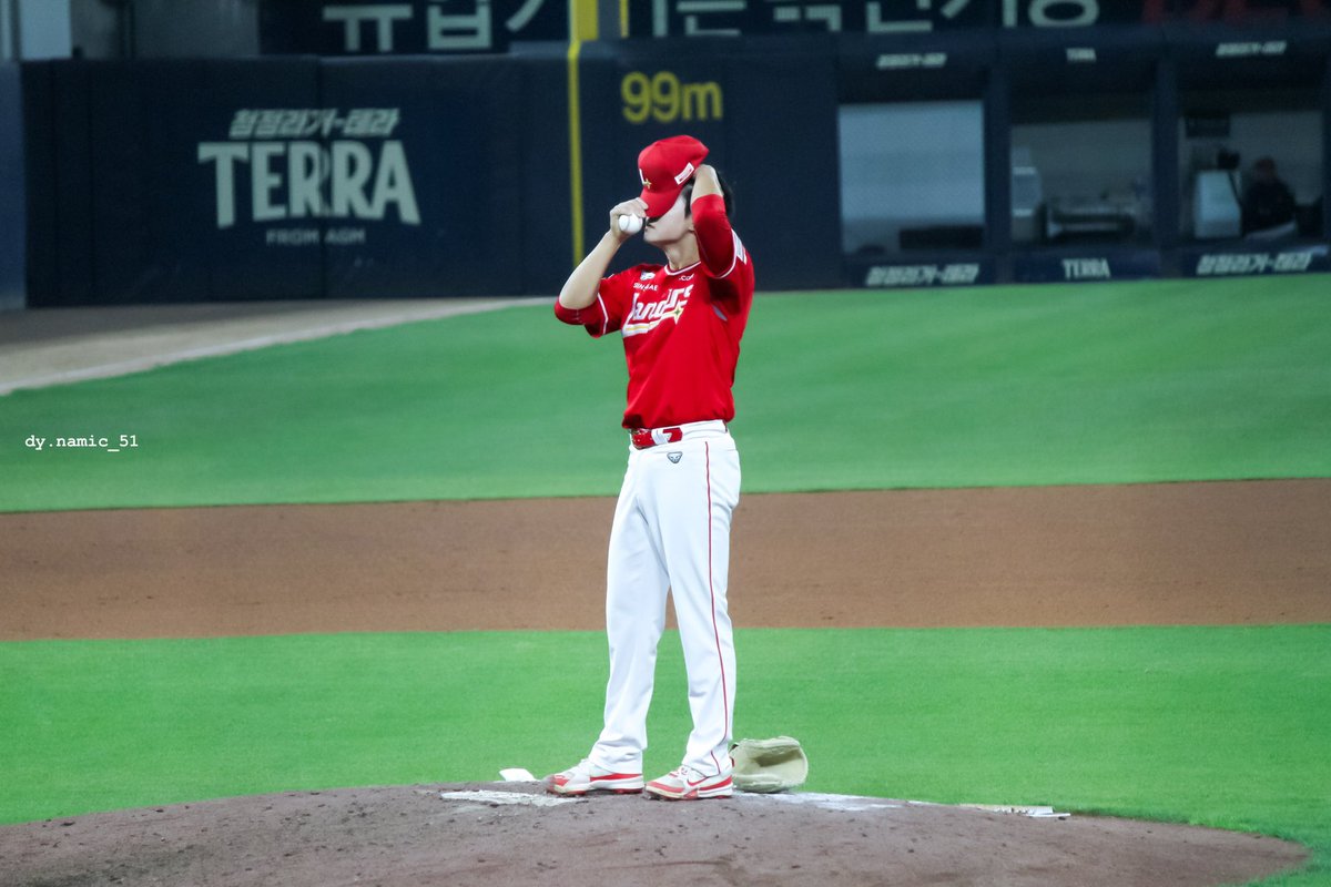 크보는 랜더스 응원함🤟
정동윤 최민준을 가장 조아하는…. 꽤나 이상한 투수콤을 가지고 있음