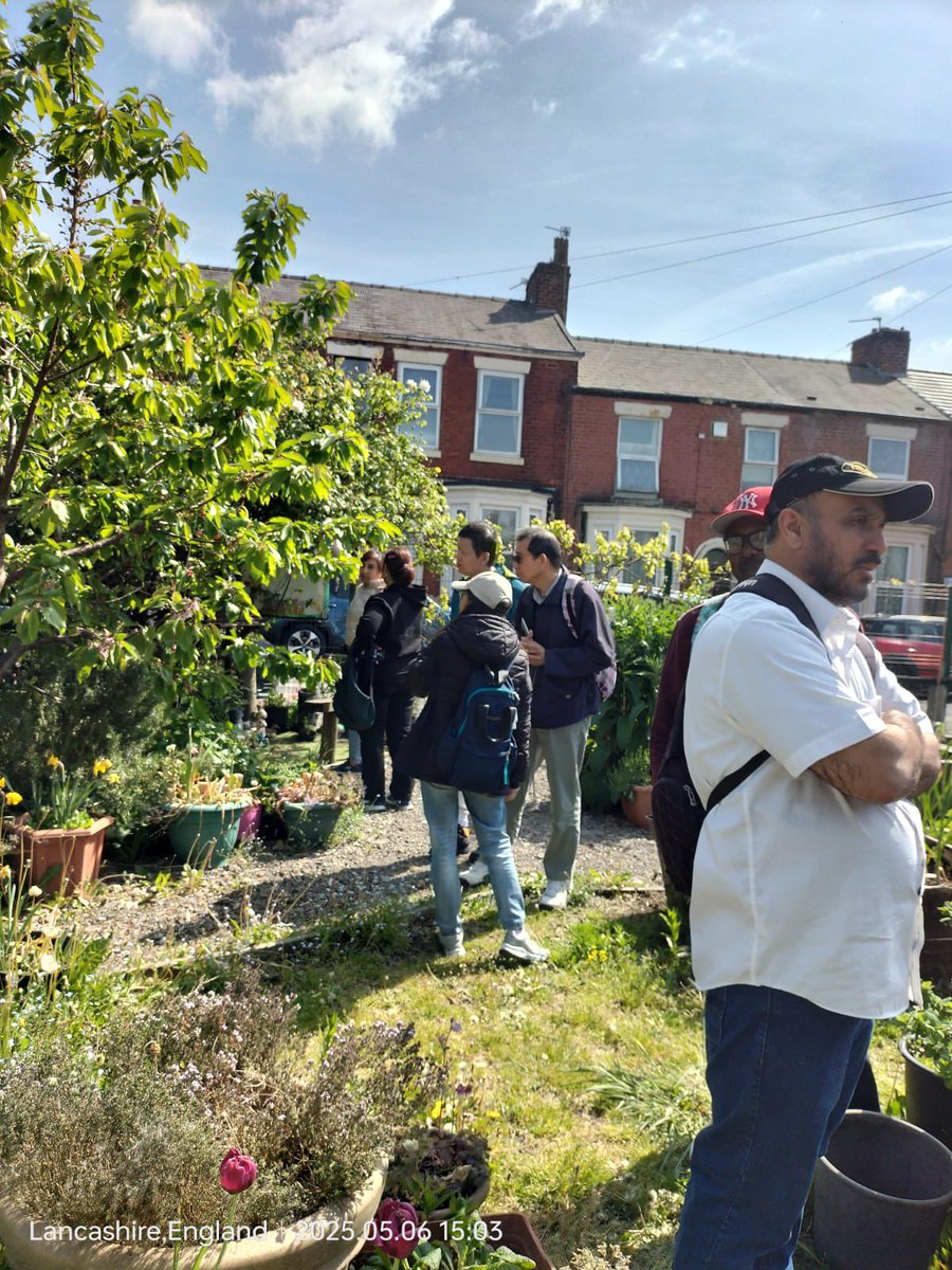 kindcommunities's tweet image. Our Kind Volunteers group spent a very pleasant afternoon getting green fingered at St Barnabas Place Community Allotment. Highly recommended ! 💚🍀 #preston #gardening #greenfingered #volunteers #esol #volunteering