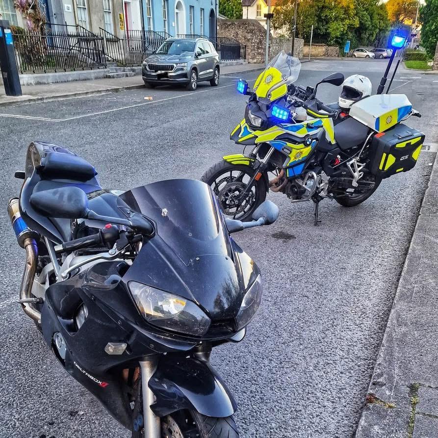 We stopped this motorcycle while carrying out a checkpoint in Clonmel, Co. Tipperary this Sunday. 

It was found that the driver had been disqualified from driving. 

They were arrested and their motorcycle was seized. 

Court to follow.

#SaferRoads