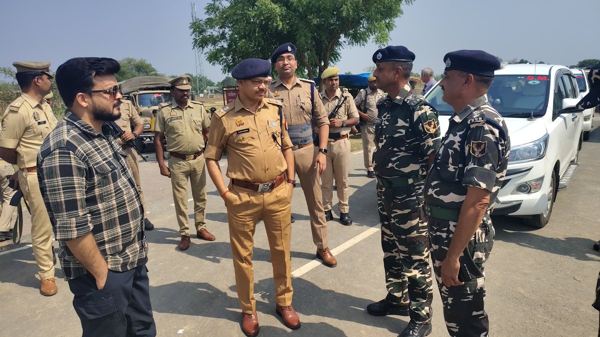 shravastipolice's tweet photo. #DMSVI श्री अजय कुमार द्विवेदी व #SPSVI श्री घनश्याम चौरसिया द्वारा भारत-नेपाल सीमा स्थित सुईया बॉर्डर, तुरुष्मा व असहरनिया का संयुक्त भ्रमण कर सुरक्षा व्यवस्था का जायज़ा लिया गया।
SSB टीम सहित अधिकारीगण मौजूद रहे। क्षेत्र की स्थिति सामान्य व शांतिपूर्ण पाई गई।
#BorderSecurity https://t.co/3OAWLA36ak