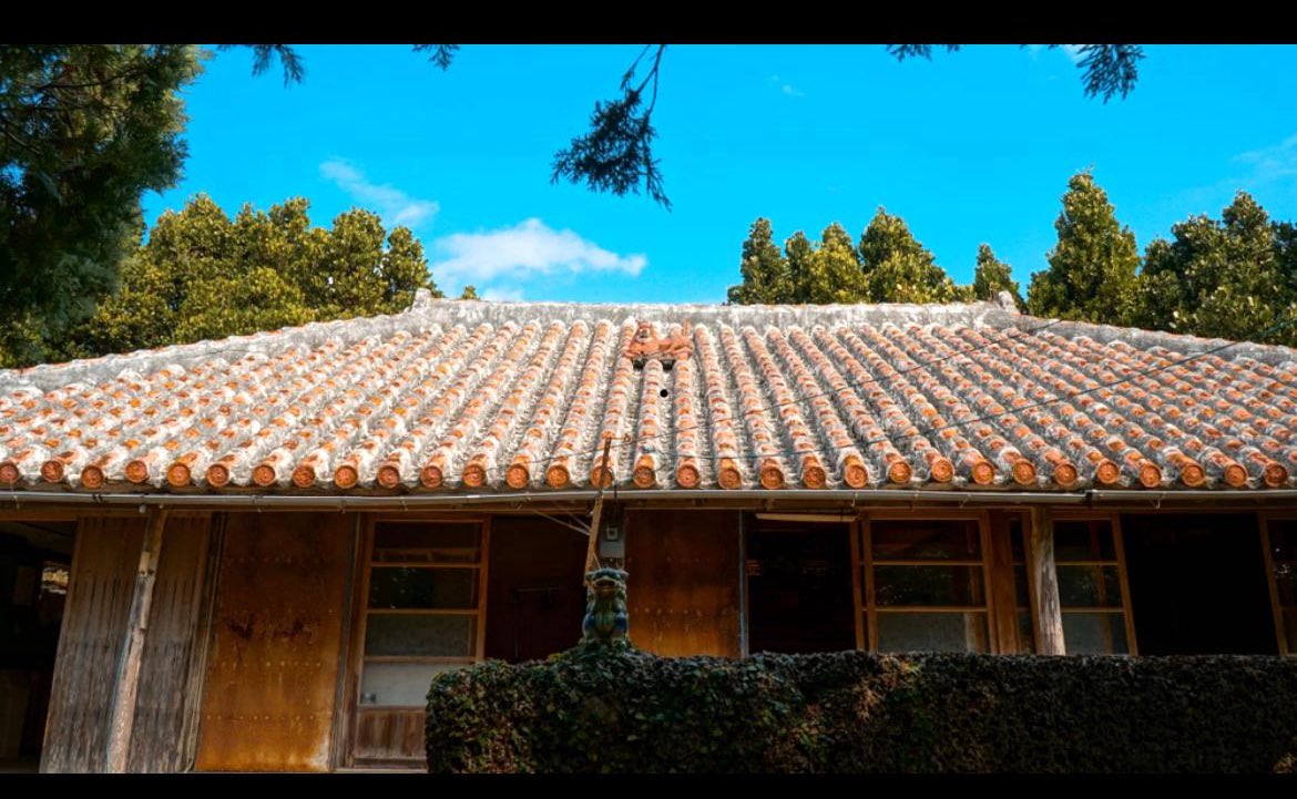 絵画　赤瓦古民家 大嶺政寛「沖縄赤瓦屋根風景」油彩 1976年