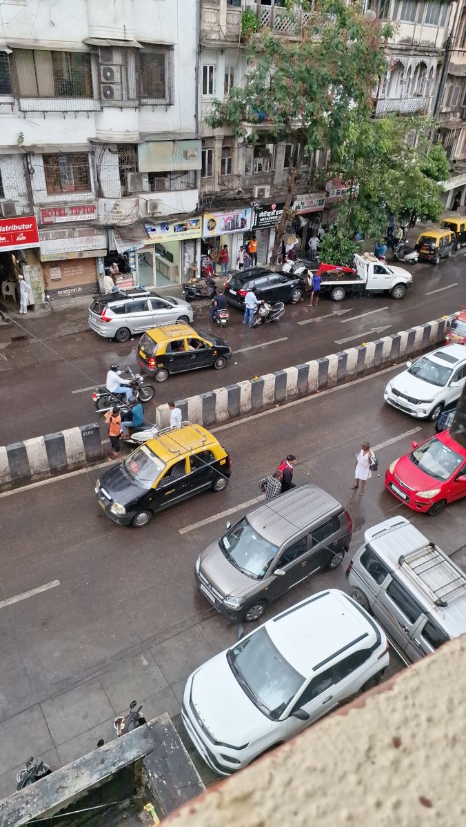 bluearchdesigns's tweet photo. This photo is for the traffic police officials for bribe @MTPHereToHelp
There is a lot of partially. Look at the back car its not pucked up but the front car is picked. There is a lot of bribe in area and I hope we are in good hands. @narendramodi
Tagging him just for a big trust https://t.co/nv3N7EURb9