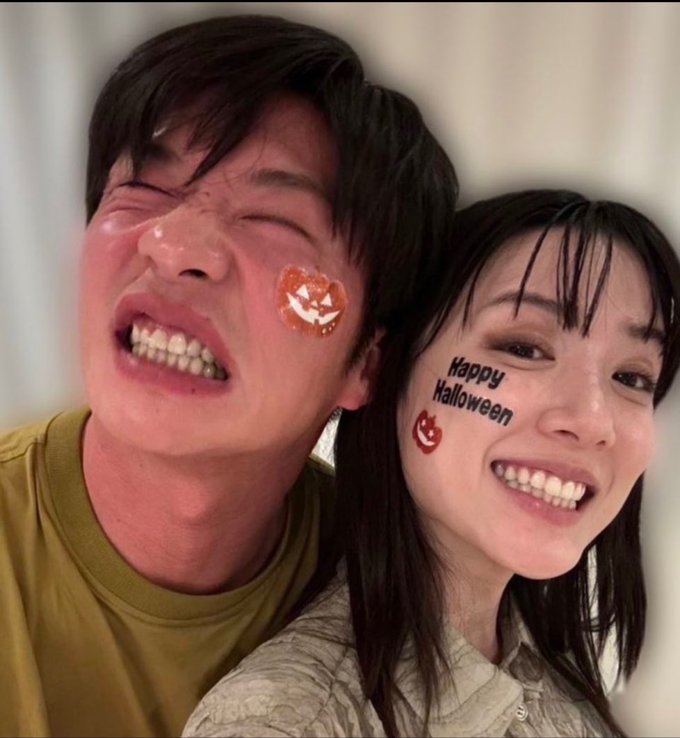 田中圭と永野芽郁、アソコのニオイの広告の真似して撮ったのかな。