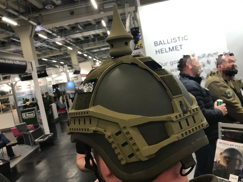2019年、ニュルンベルクで開催された武器見本市IWAにおいてドイツのシューベルト社が発表したタクティカルピッケルハウベ。暗視装置など現代戦に必須の装備ももちろんマウント可能。21世紀の戦場に、19世紀の優雅さを融合させている。