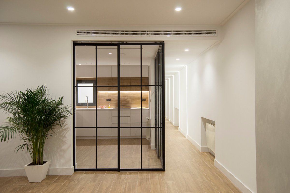 Perfect for use in restaurants and offices, the CRL Brooklyn matte black frame system for sliding doors is an ideal partitioning solution in locations where an inviting sense of light is key. Developed with classic lines, the system complements a wide range of interior styles.