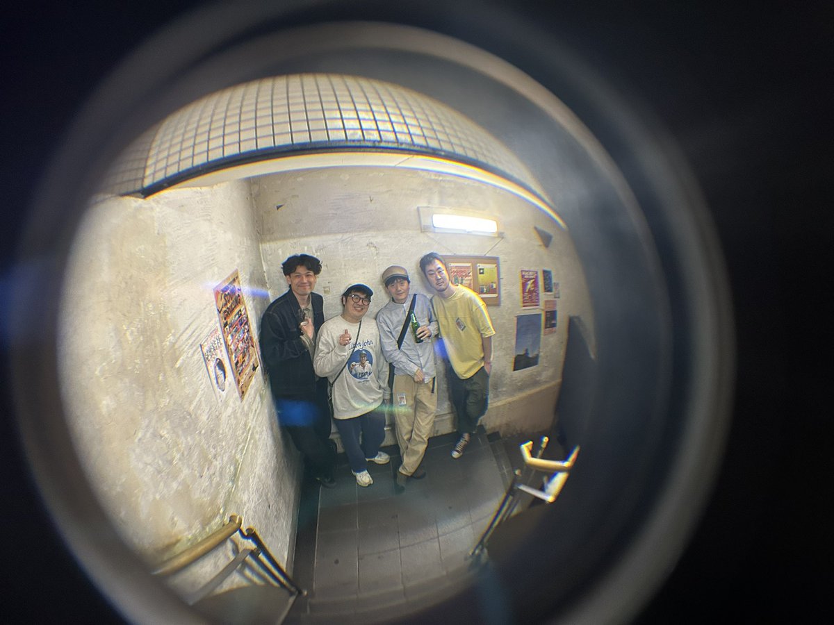 昨日は下北沢BASEMENTBARにてライブでした。
ベースレス編成でしたが、谷ぴょんの器用さに助けられ楽しくライブできました。
誘ってくれたSaboten Neon Houseの皆様、共演の井手健介さん、会場・お客様の皆様、ありがとうございました！
セトリと、お客様が撮ってくれた魚眼風メンバー写真です。