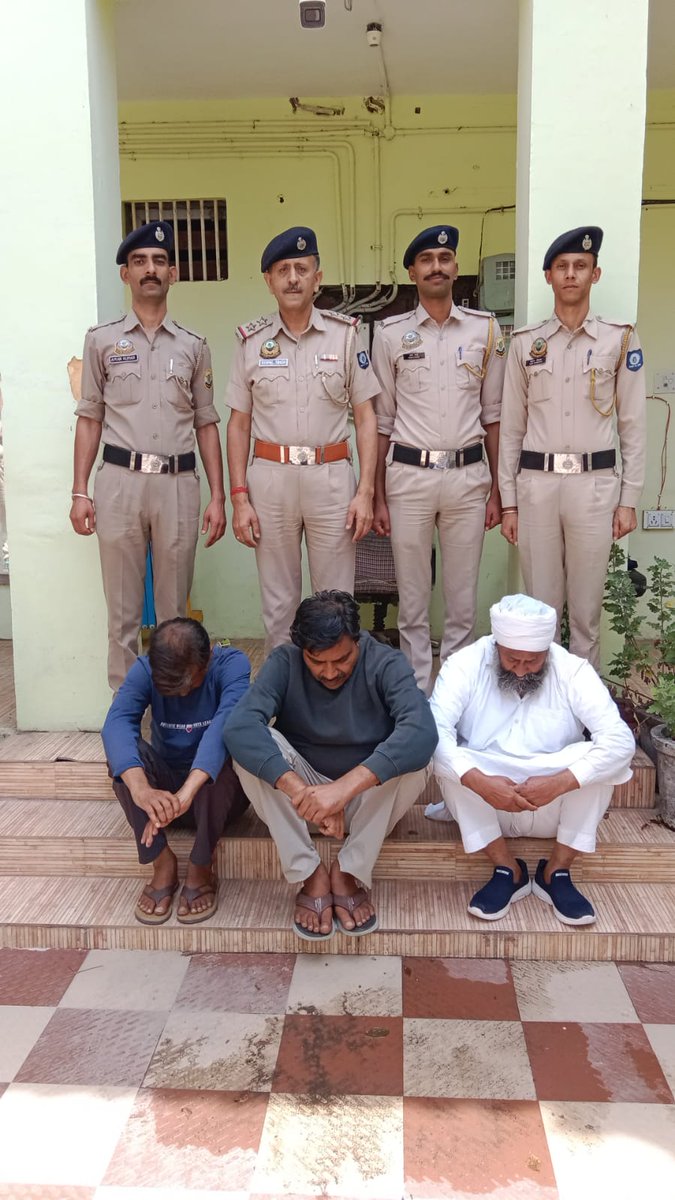 PoliceSolan's tweet image. 28-07-24 को सोलन निवासी ने थाना सोलन में शिकायत दी कि आरोपियों द्वारा अस्पताल और गुरुद्वारा बनाने के नाम पर  50 बीघा जमीन दिखाकर 1 करोड़ नकद व 15 करोड़ के दो चेक लेकर ठगी की गई। जांच के बाद तीन आरोपी को देहरादून से गिरफ्तार किया है, जो पहले भी ठगी के कई मामलों में संलिप्त रहे है