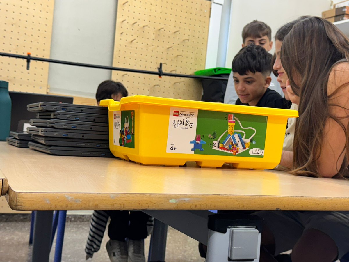 Sisè són padrins i padrines de robòtica de cicle mitjà. Estem posant fil a l’agulla pel proper 23 de maig! Endavant!🤖🤖🤖🤖