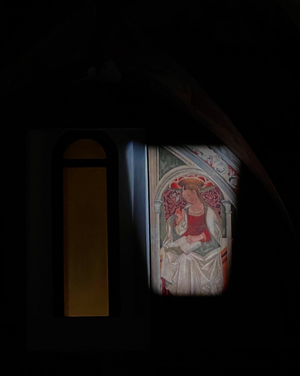 un'atmosfera di quiete e contemplazione, tipica dei luoghi ricchi di storia e arte.